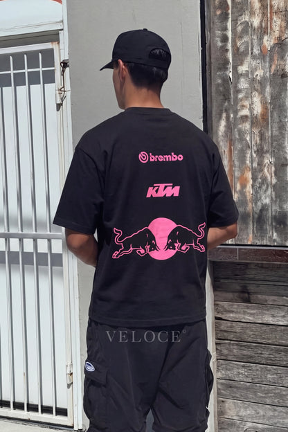 Man wearing the pink Red Bull Racing T-Shirt from behind on the street