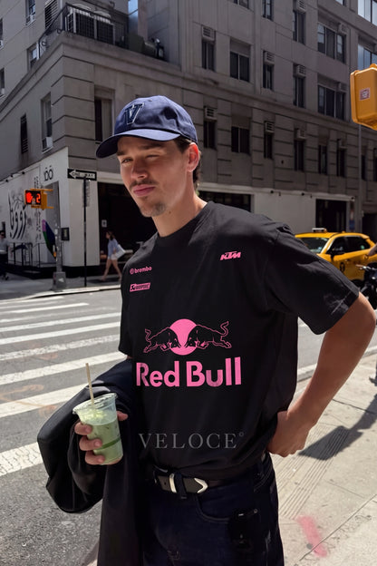 Man in a cap wearing the pink Red Bull Racing T-Shirt on a New York street