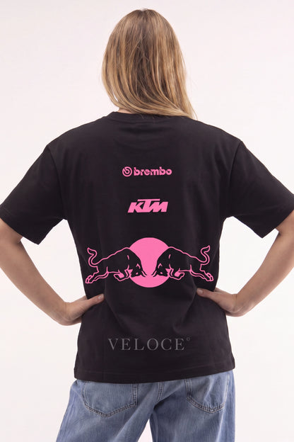 Woman wearing the pink Red Bull Racing T-Shirt from behind, showing Brembo, KTM and the bulls graphic