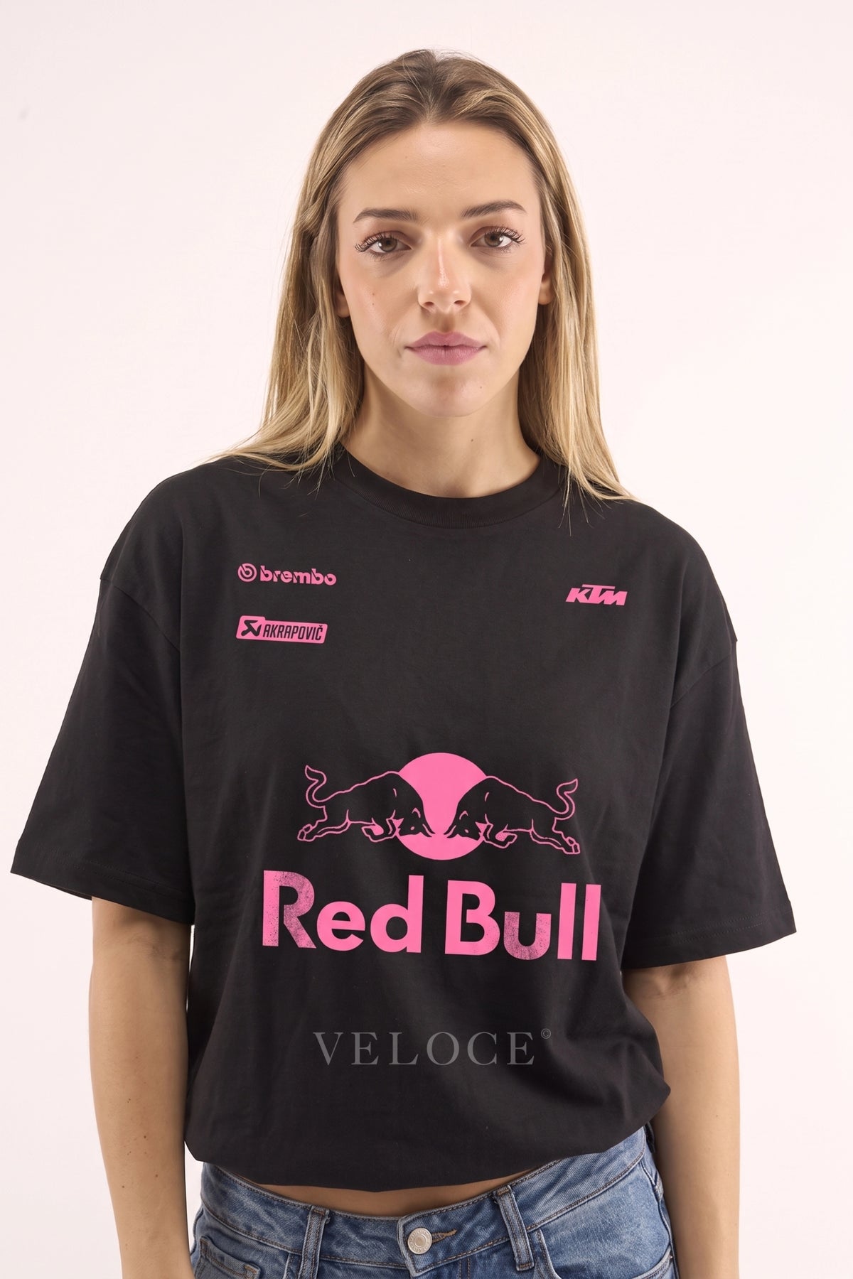 Woman wearing the oversized Red Bull Racing T-Shirt with hot pink bulls print