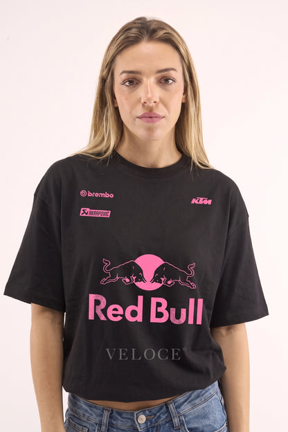 Woman wearing the oversized Red Bull Racing T-Shirt with hot pink bulls print