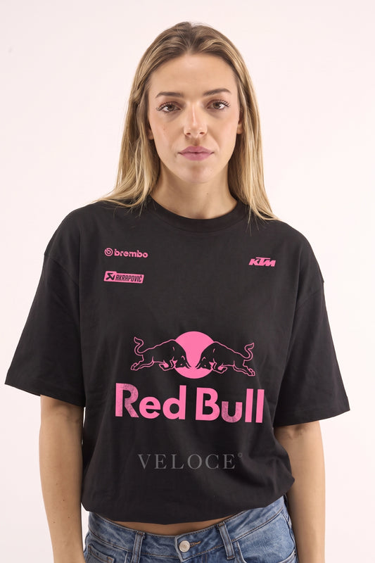 Woman wearing the oversized Red Bull Racing T-Shirt with hot pink bulls print
